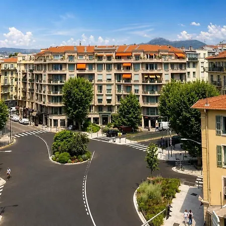 Deux Pièces Au Port De