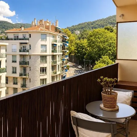 Appartement Deux Pièces Au Port De